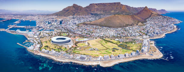 kultige kapstadt panorama luftbild in südafrika - grand harbour stock-fotos und bilder