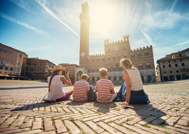 consejos familia siena, italia - torre del mangia fotografías e imágenes de stock