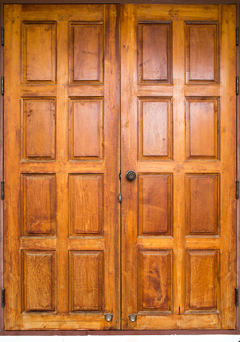 Double wooden doors closed for the surface and the background.