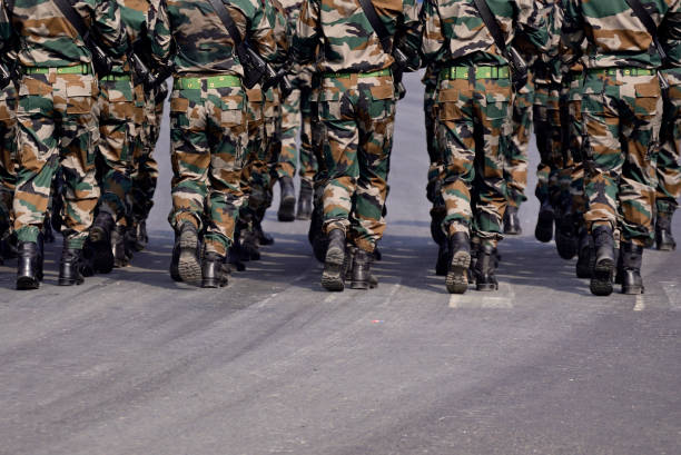 soldados a marchar - pants green camouflage men - fotografias e filmes do acervo