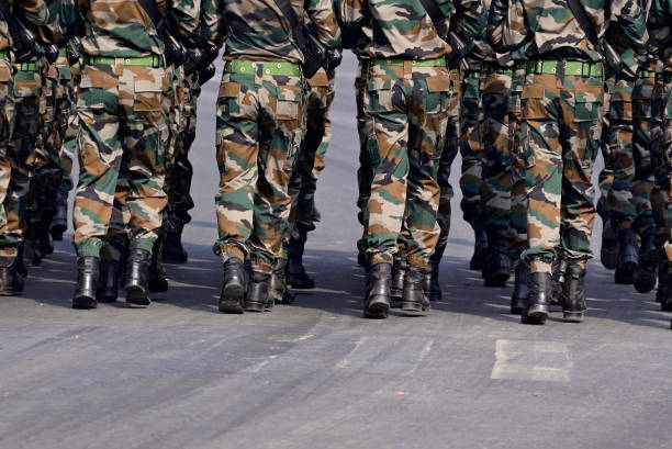 soldados a marchar - pants green camouflage men - fotografias e filmes do acervo