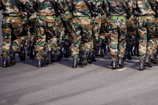солдаты маршируют - pants green camouflage men стоковые фото и изображения