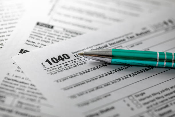 modulo fiscale annuale 1040 e penna - 1040 tax form foto e immagini stock