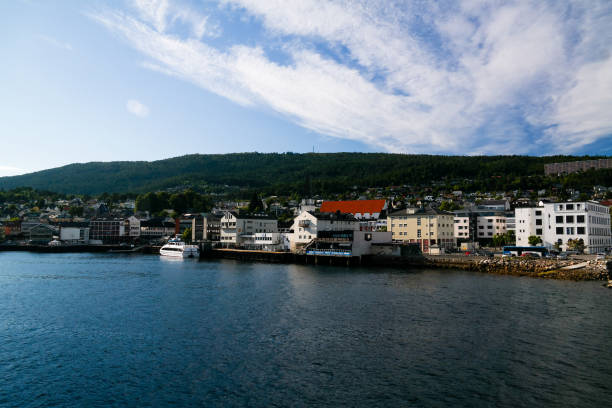 widok na pejzaż miejski do molde z promu, norwegia - scandinavian church front view norway zdjęcia i obrazy z banku zdjęć