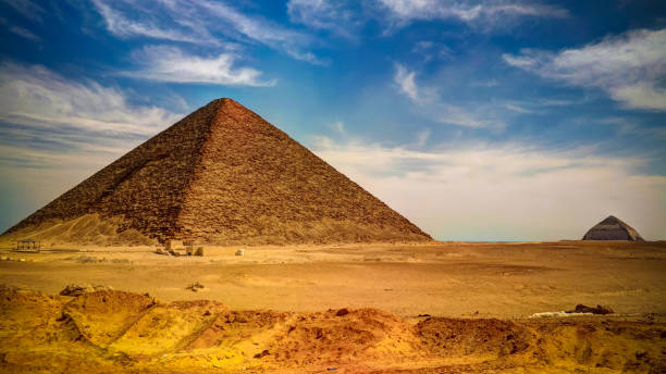 스네프루 pharao 굽은 피라미드와 위성 dahhsur, 카이로, 이집트에서 피라미드를 전경 - snofru 뉴스 사진 이미지