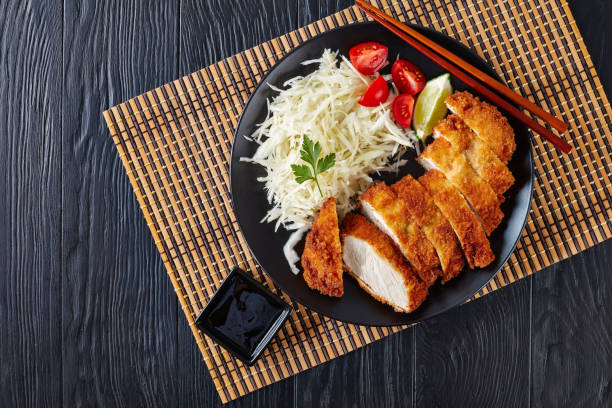 tonkatsu - panko panierte tief gebratene schweineschnitzel - tonkatsu stock-fotos und bilder