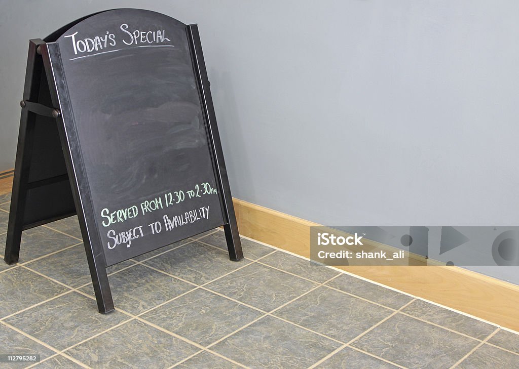 Placa de menú en el restaurante - Foto de stock de Anuncio libre de derechos