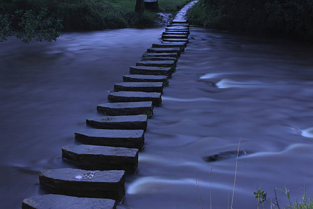 stepping stones bei nacht - esk river stock-fotos und bilder