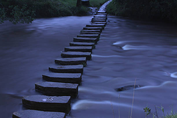 des pierres de gué de nuit - esk river photos et images de collection