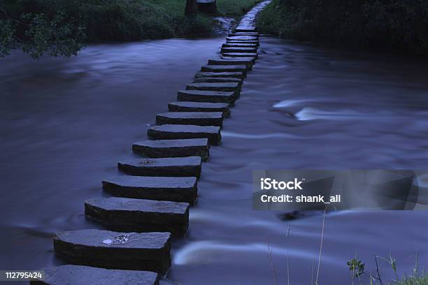 Robić Kroki Kamieni W Nocy - zdjęcia stockowe i więcej obrazów Kamień ułatwiający przejście - Kamień ułatwiający przejście, Woda, Rzeka Esk