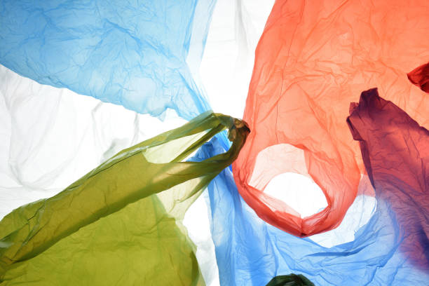 plastiktüten verwendet und transparente farben - plastiktüte stock-fotos und bilder