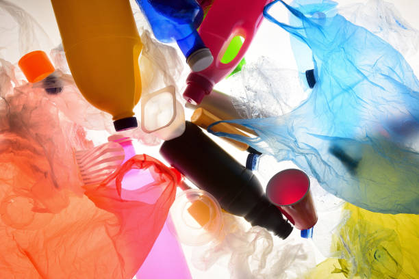 plastic bags and bottles - pacote plastico imagens e fotografias de stock