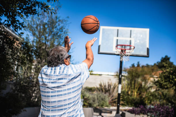 seniorenmann spielt basketball im freien - basketball basketball hoop california southern california stock-fotos und bilder