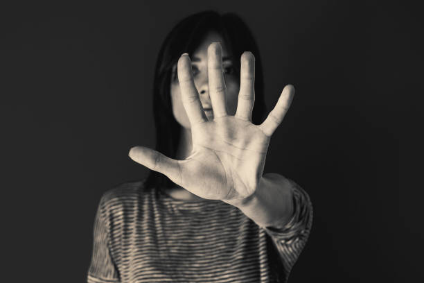 kobieta robiąca gest stop ręką - hand sign stop gesture talking discussion zdjęcia i obrazy z banku zdjęć