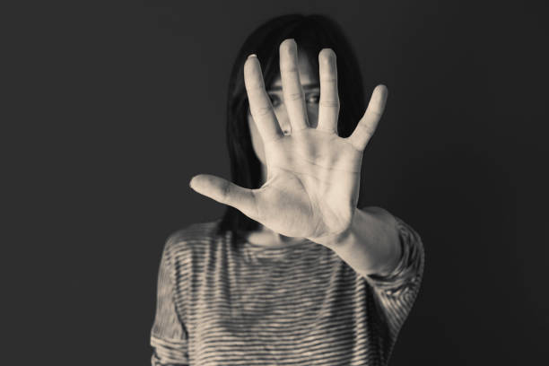 donna che fa il gesto di stop con la mano - violenza donne foto e immagini stock