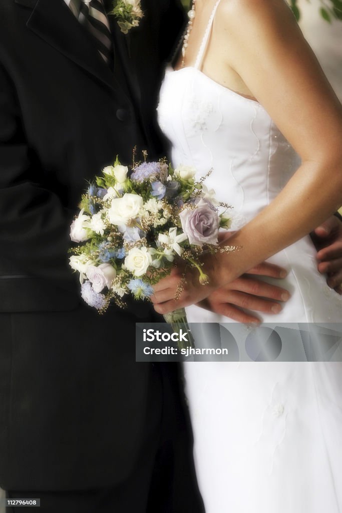 Novia y el novio abrazar con ramo - Foto de stock de Adulto libre de derechos