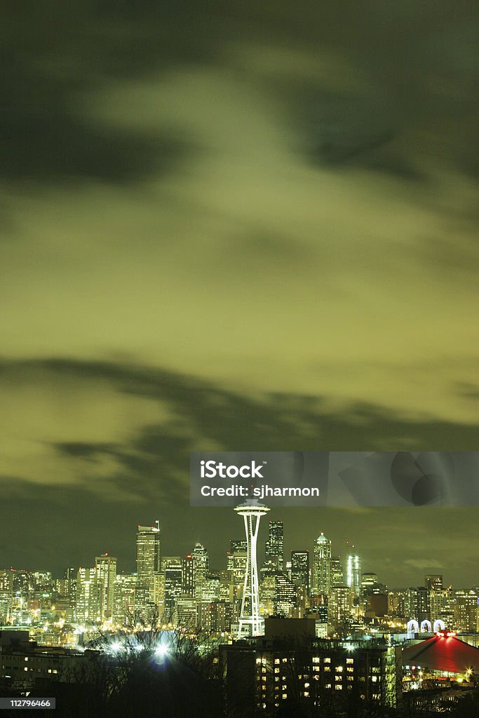 SMERALDO City di notte skyline di seattle con ago di spazio - Foto stock royalty-free di Ambientazione esterna