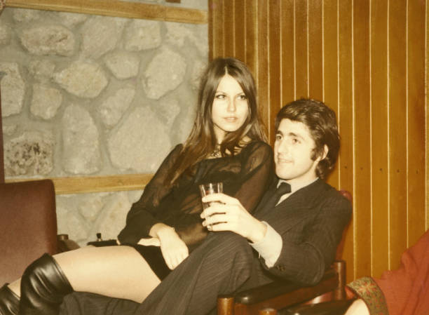 junges paar im jahr 1970. schwarz und weiß. - party fotos stock-fotos und bilder