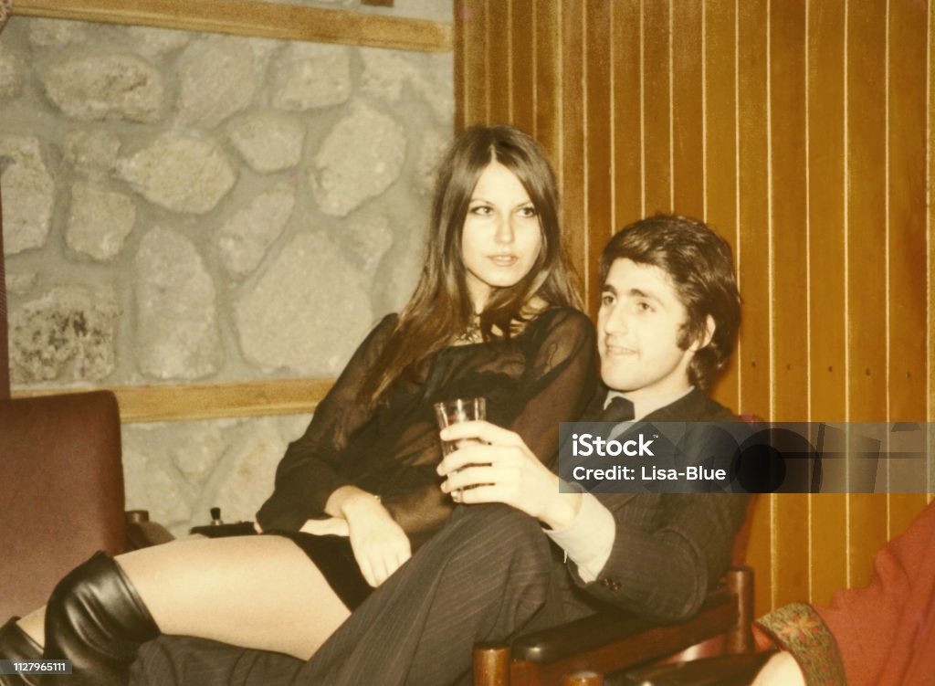 Jeune Couple en 1970. Noir et blanc. - Photo de Style rétro libre de droits