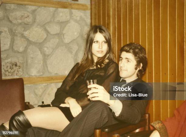 Photo libre de droit de Jeune Couple En 1970 Noir Et Blanc banque d'images et plus d'images libres de droit de Style rétro - Style rétro, D'autrefois, 1970-1979