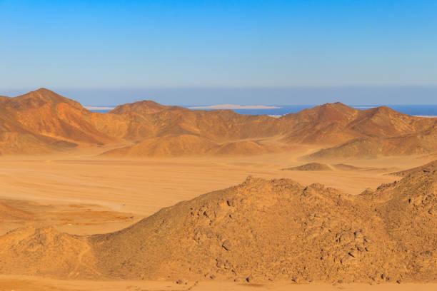 vista do deserto da arábia e a cordilheira de montanhas do mar vermelho no egito - beautiful horizontal arabia hurghada - fotografias e filmes do acervo