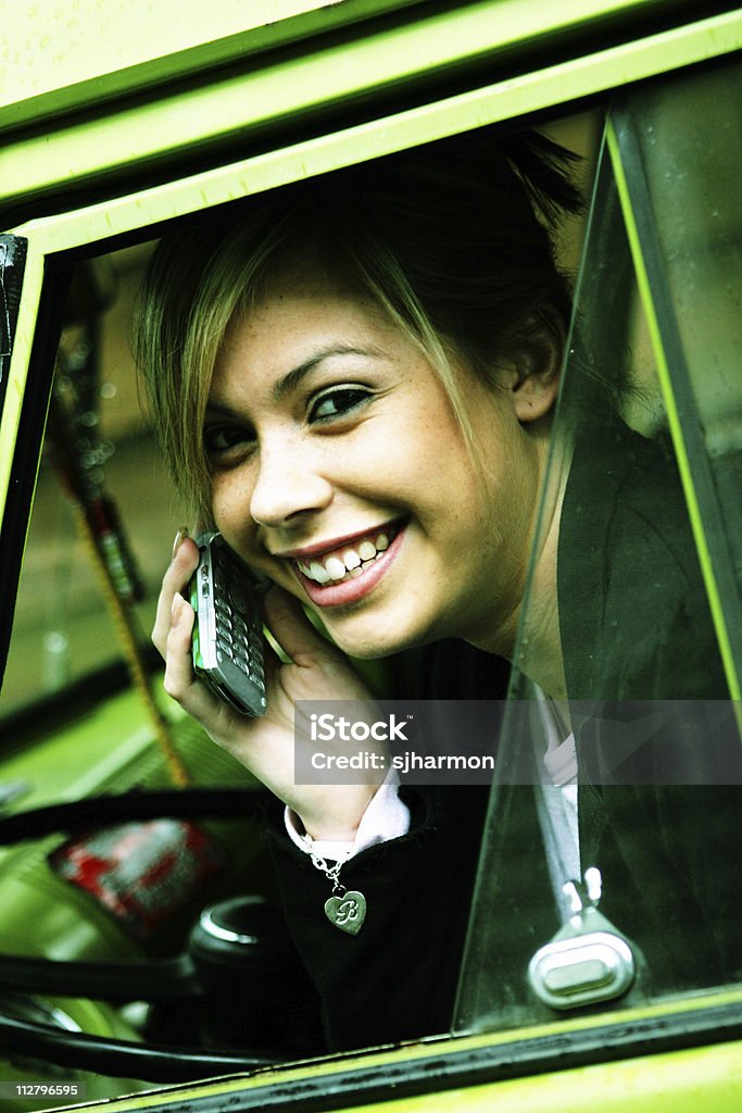 Молодая женщина в зеленый автомобиль на мобильный телефон - Стоковые фото Today - английское слово роялти-фри