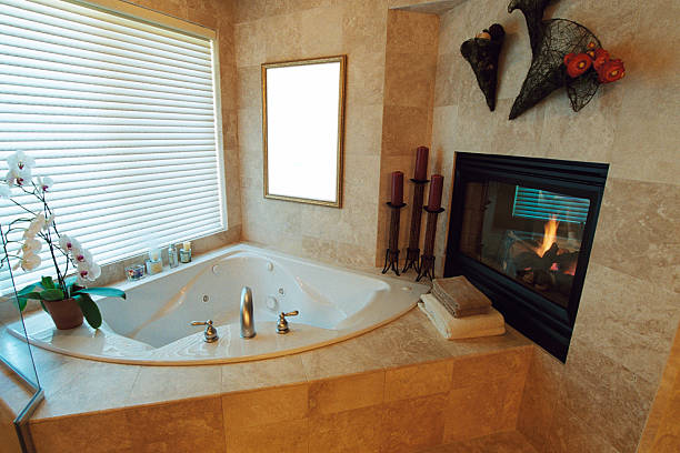 tranquillo bagno con vasca da bagno e specchio per il trucco e fiori finestra - equanimity foto e immagini stock