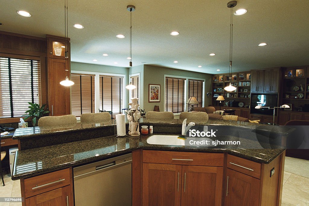 室内のモダンなキッチンには、ステンレススチールの器具 - カラー画像のロイヤリティフリーストックフォト
