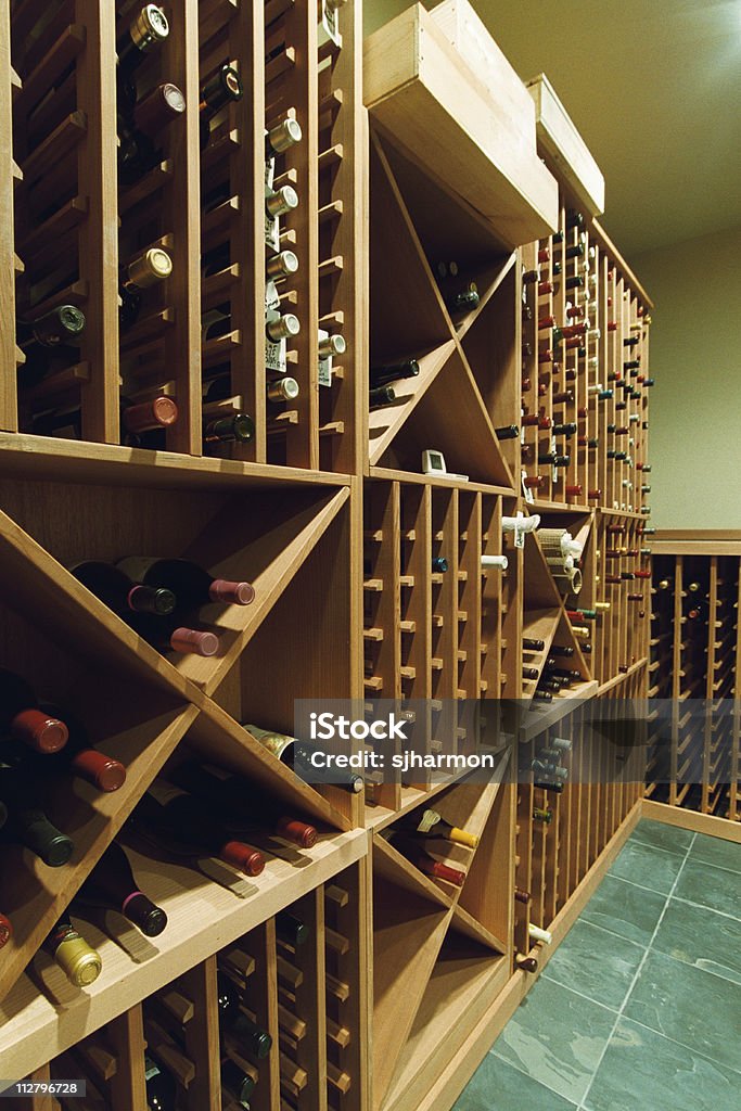 Großen Weinkeller mit birch Farbige Aufbewahrungsmöglichkeit und Fliesenboden - Lizenzfrei Weinkeller Stock-Foto