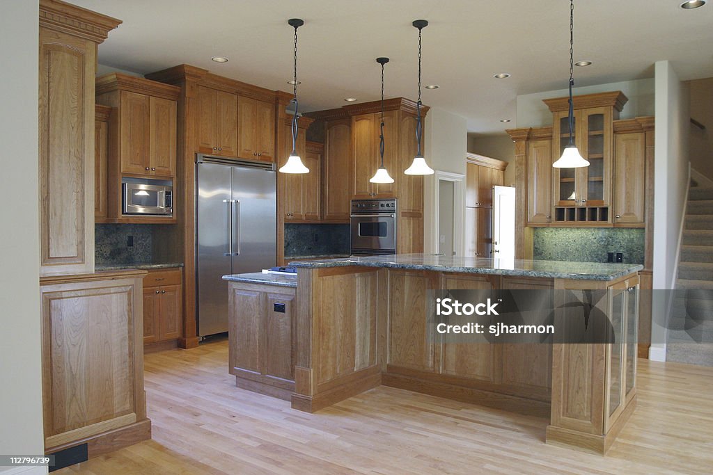 Amplio con paneles de madera y una amplia cocina con electrodomésticos - Foto de stock de Cocina - Estructura de edificio libre de derechos