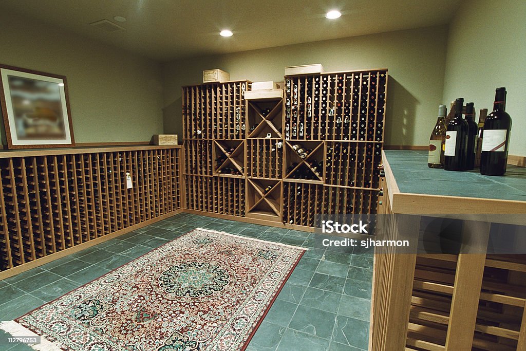 大型のワインセラーには、充実したタイル張りの床 - ワイン貯蔵庫のロイヤリティフリーストックフォト