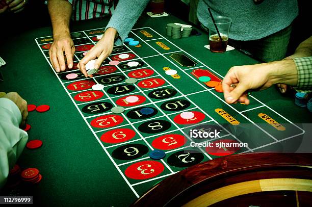 Roulette Im Casinotisch Stockfoto und mehr Bilder von Kasino - Kasino, Roulette, Um Geld spielen