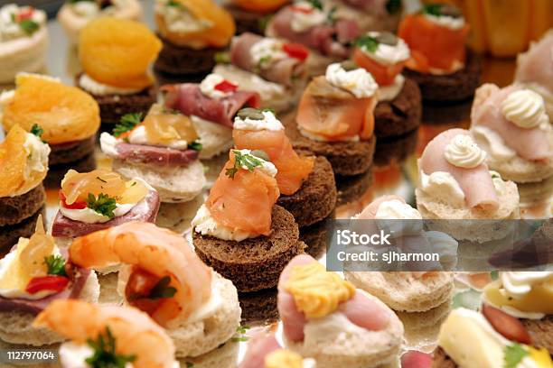 Foto de Elegante Aperitivos e mais fotos de stock de Antepasto - Antepasto, Bandeja, Canapé