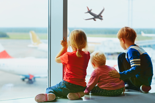 Uçak Havaalanında Aile Için Bekleyen Çocuklar Seyahat Stok Fotoğraflar &  Aile'nin Daha Fazla Resimleri - iStock