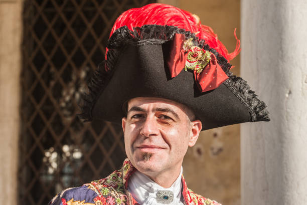 man w: venice carnival wearing a traditional marquis medieval costume - carnival 2013 veneto venice italy people zdjęcia i obrazy z banku zdjęć