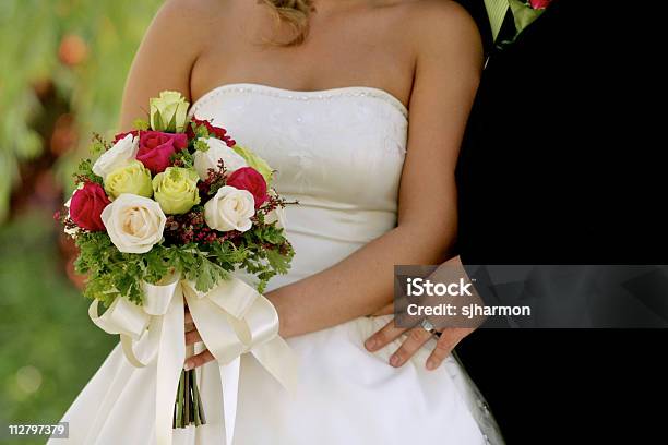 Noiva E Noivo De Flores - Fotografias de stock e mais imagens de Adulto - Adulto, Amor, Anel - Joia