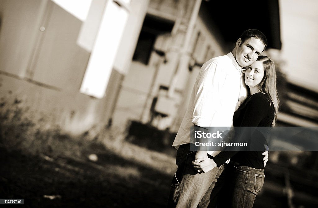 어둡습니다 세피아 색조 세로는 of 귀여운 젊은 사랑하는 커플입니다 - 로열티 프리 귀여운 스톡 사진