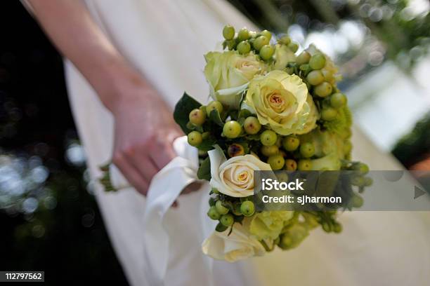 Bridal Zielonkawy Bukiet W Talii Ręczne - zdjęcia stockowe i więcej obrazów Bliskie zbliżenie - Bliskie zbliżenie, Bukiet, Część