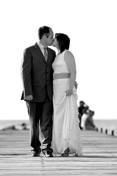 boardwalk casal - eternity wedding beach human hand - fotografias e filmes do acervo