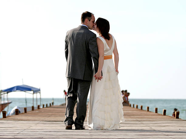 boardwalk beijo - eternity wedding beach human hand - fotografias e filmes do acervo