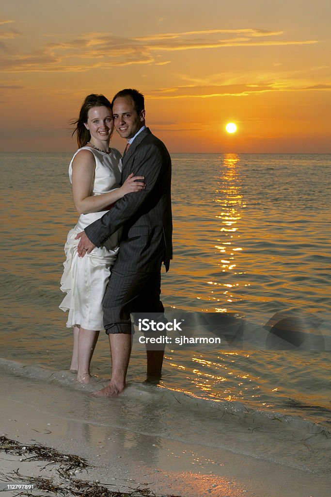 Noiva e Noivo em Abraçar casamento de praia ao pôr do sol do México - Royalty-free Adulto Foto de stock