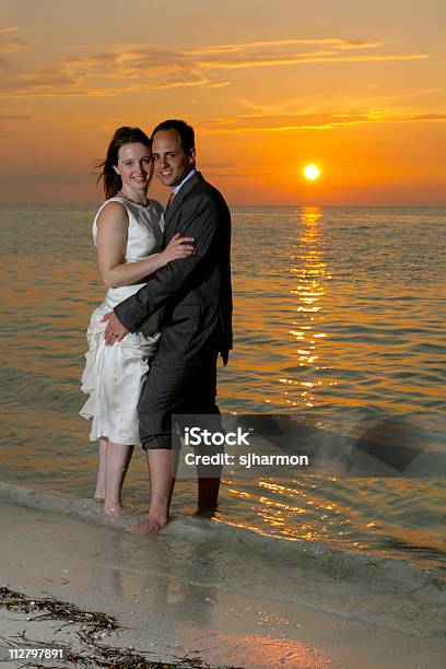 Noiva E Noivo Em Abraçar Casamento De Praia Ao Pôr Do Sol Do México - Fotografias de stock e mais imagens de Adulto