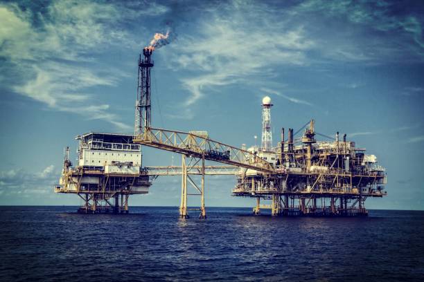 gas y petróleo industria - oil industry drill tower place of work fotografías e imágenes de stock