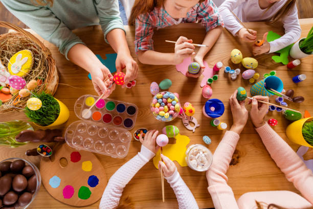 in alto sopra la vista ad alto angolo del tavolo del posto di lavoro gruppo di persone che si incontrano incontrando facendo morire moderno affascinante arredamento accessorio lezioni corsi biscotti allo zenzero panetteria al chiuso - easter easter egg child chocolate foto e immagini stock