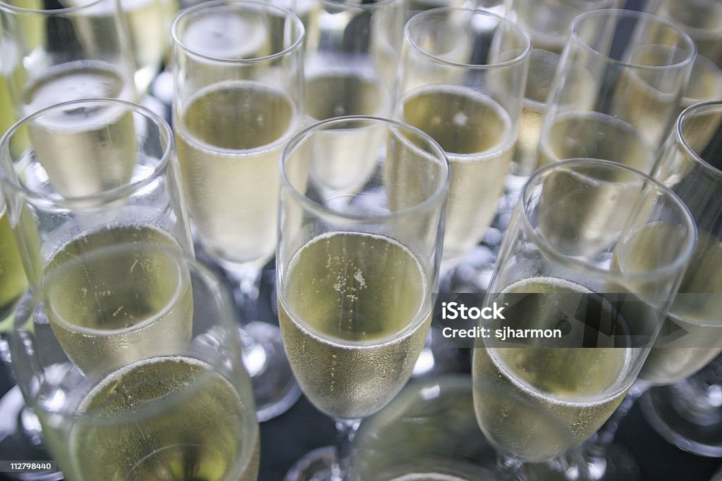 Flûte à Champagne avec des verres de vin pétillant - Photo de Alcool libre de droits