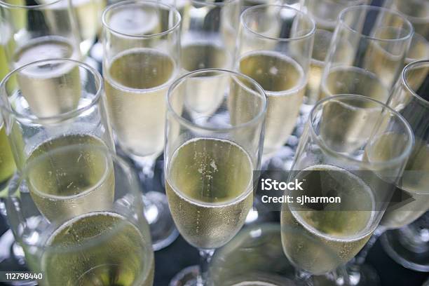 Flute Da Champagne Bicchieri Pieno Di Vino Frizzante - Fotografie stock e altre immagini di Alchol