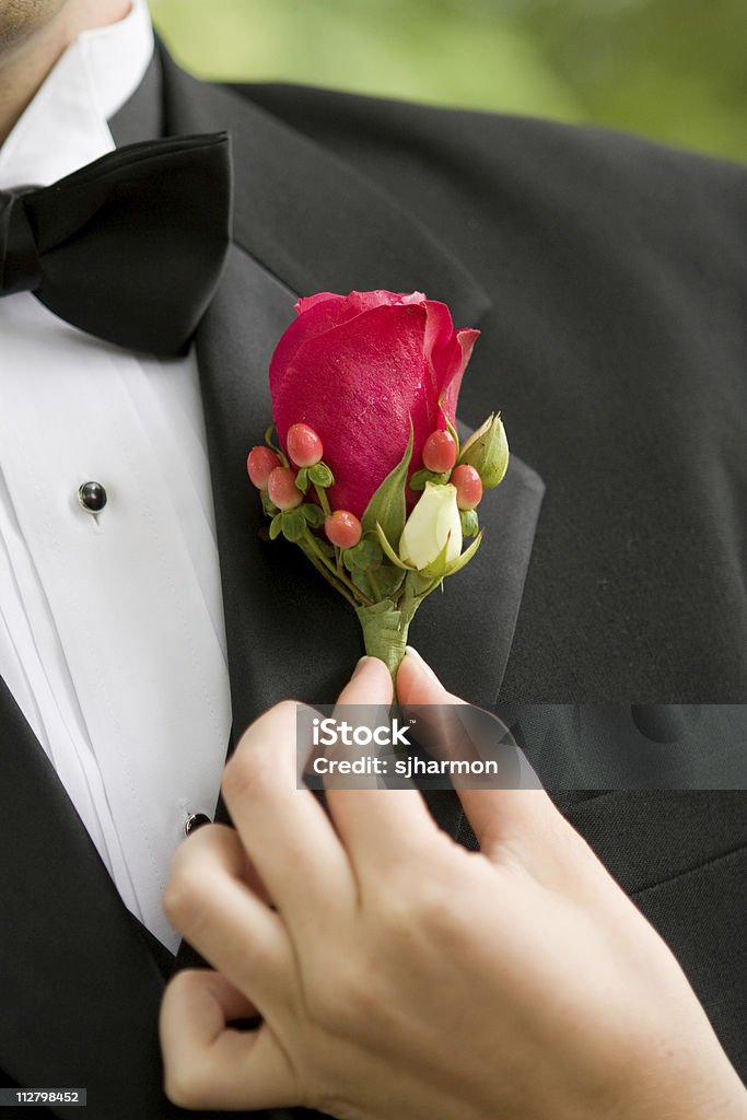 Przypinać pana młodego z Kwiatek do butonierki kwiaty na ślub Ceremonia tux - Zbiór zdjęć royalty-free (Aranżacja)