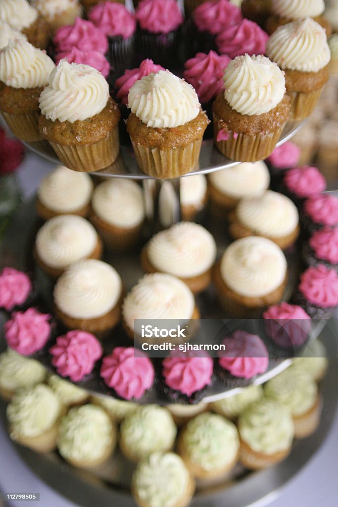 Gustosi Cupcakes su 3 tier piatto a torta nuziale repetion - Foto stock royalty-free di Assaggiare