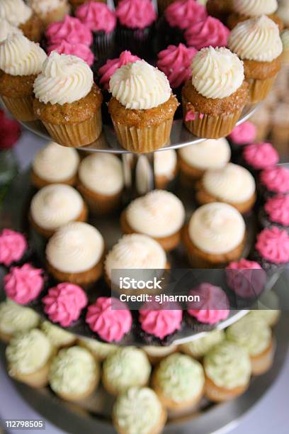 Foto de Deliciosos Cupcakes Em 3 Níveis Repetion Prato De Bolo De Casamento e mais fotos de stock de Açúcar