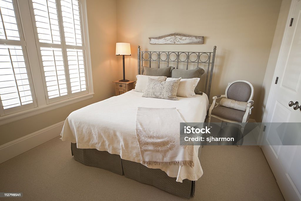 Cómoda habitación en la cama y desayuno - Foto de stock de Almohada libre de derechos